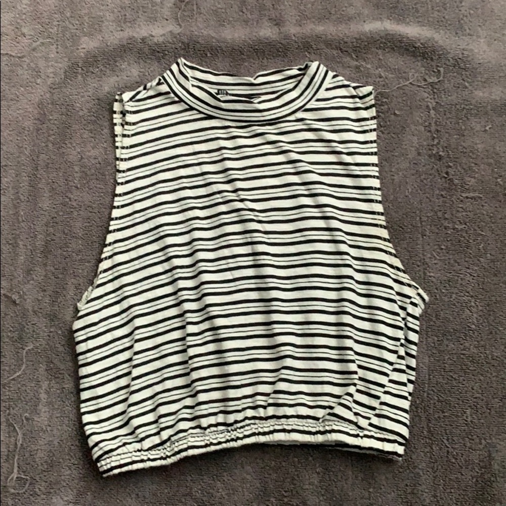 V neck crop top.